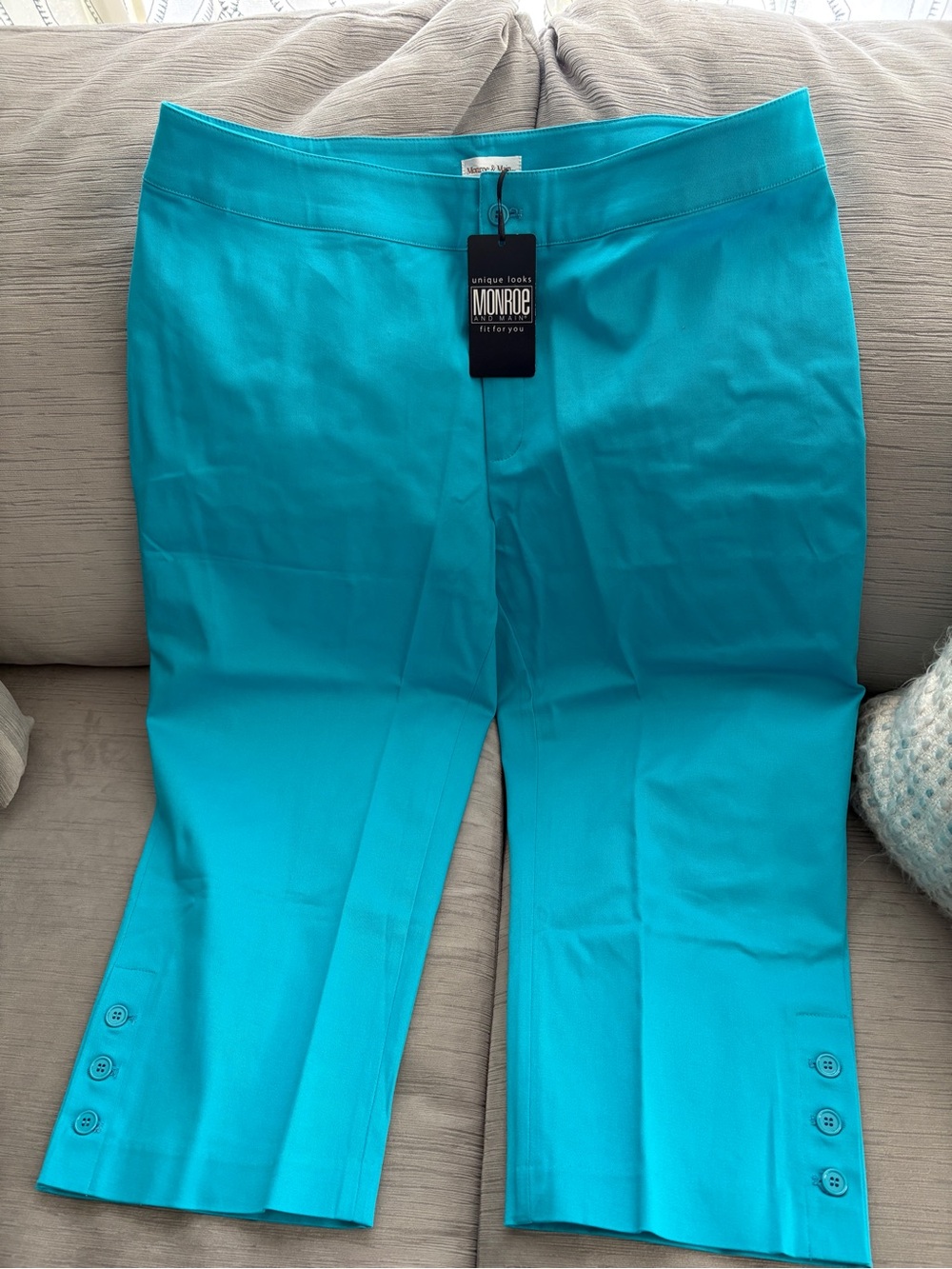 Monroe & Main Turquoise Capri Pants with Button Hem